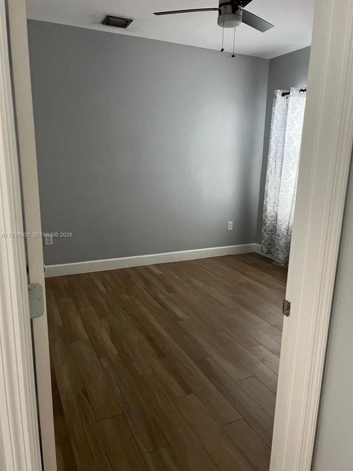 1221 Ne 9th St #1-2 - Photo 5 of 11