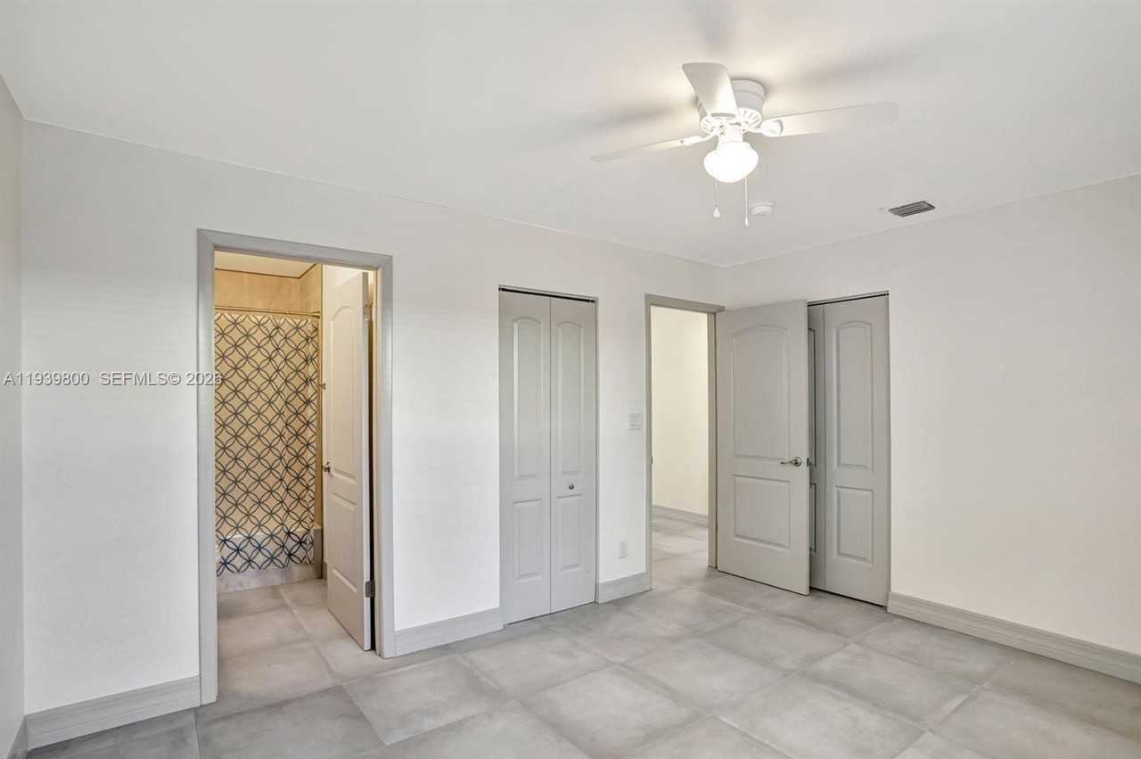 1221 Ne 9th St #1-2 - Photo 6 of 11