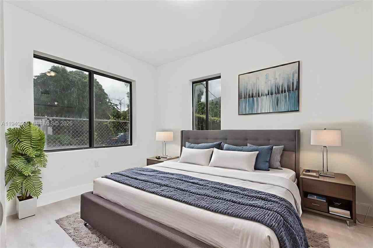 858 Nw 3rd St #6 - Photo 3 of 18