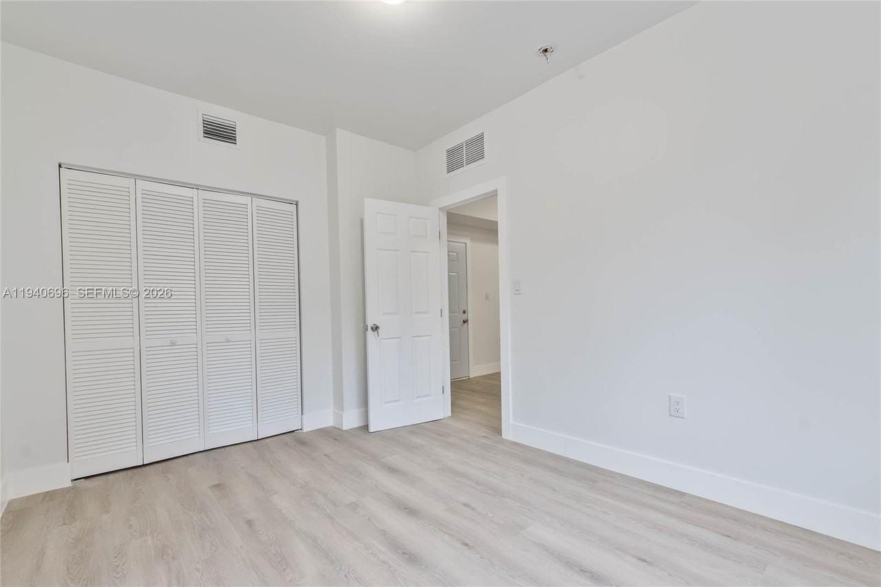 858 Nw 3rd St #6 - Photo 4 of 18