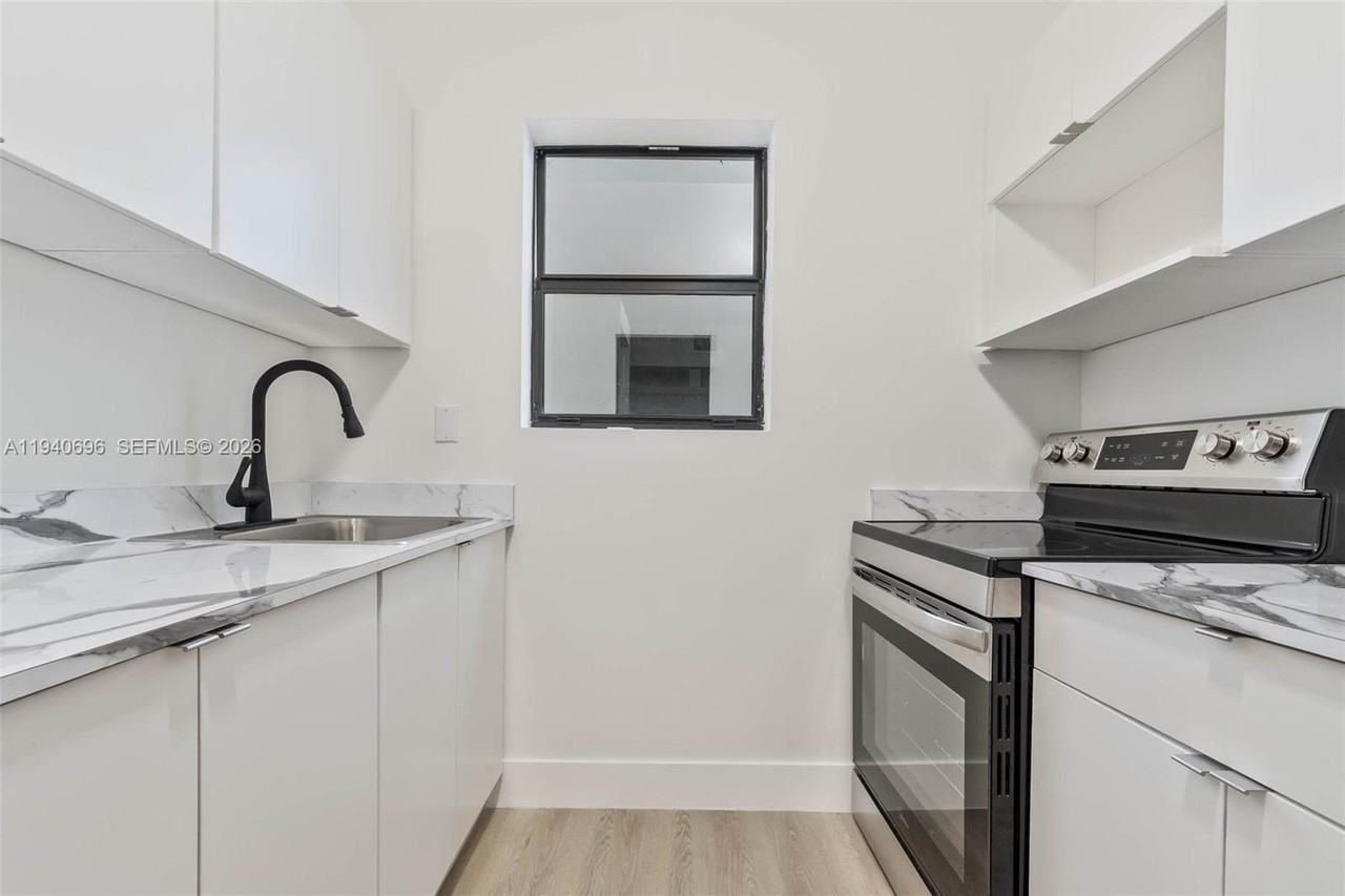 858 Nw 3rd St #6 - Photo 6 of 18