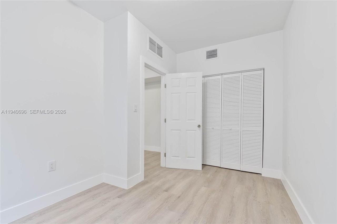 858 Nw 3rd St #6 - Photo 7 of 18