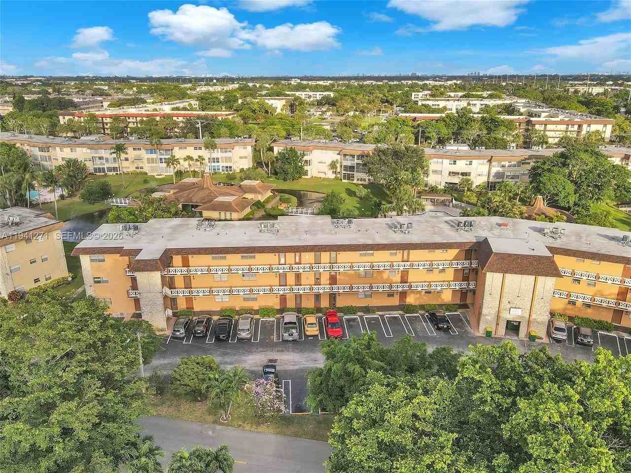 5041 W Oakland Park Blvd #303 - Photo 2 of 10