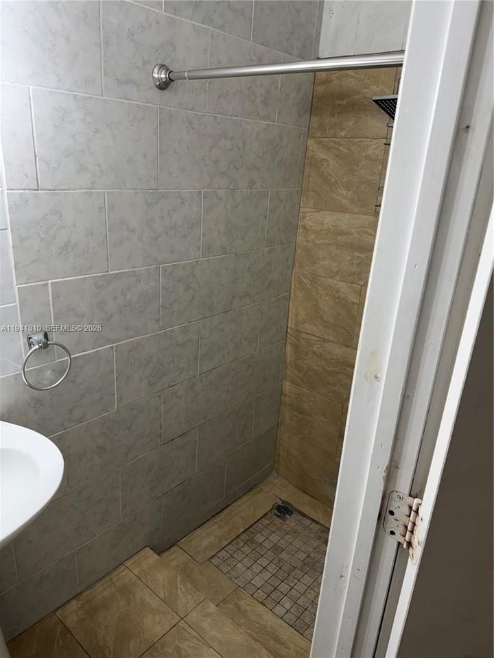 2101 Nw 105th Ter - Photo 6 of 10