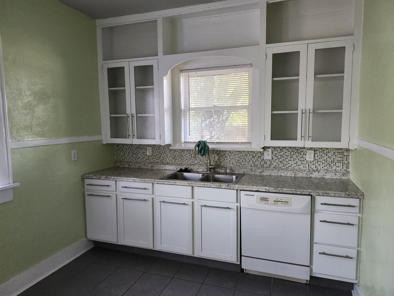 1008 Nw 34th St #1 - Photo 4 of 9