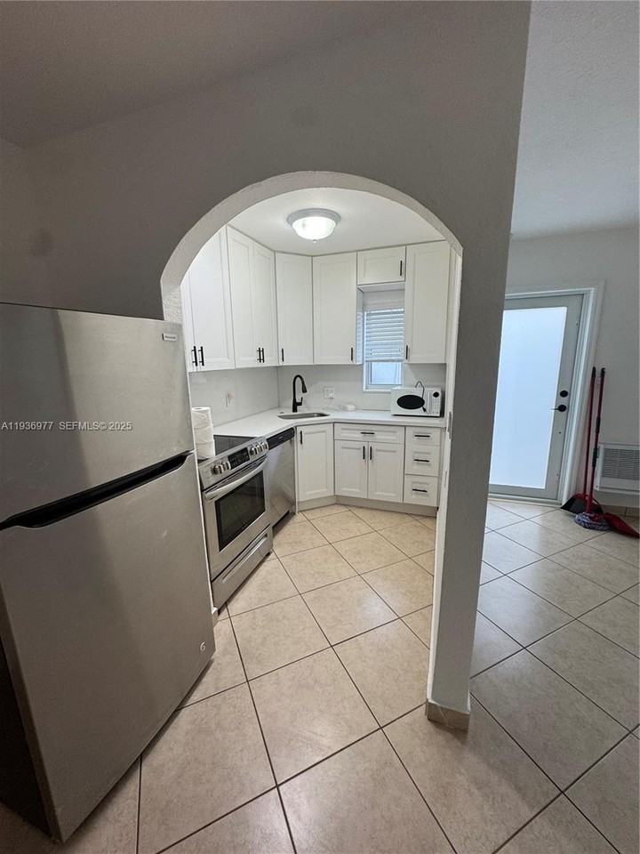 1625 Dewey St #2 - Photo 4 of 8