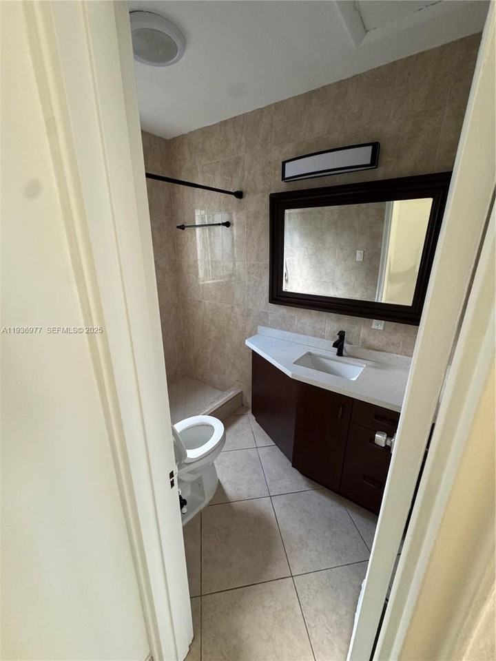 1625 Dewey St #2 - Photo 6 of 8