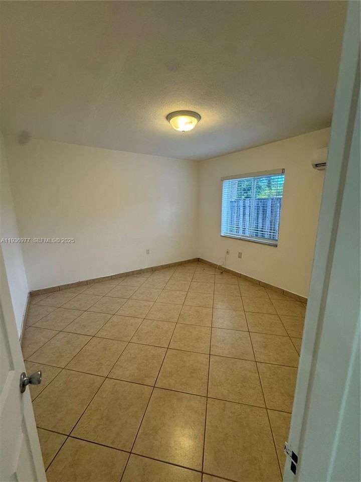 1625 Dewey St #2 - Photo 7 of 8