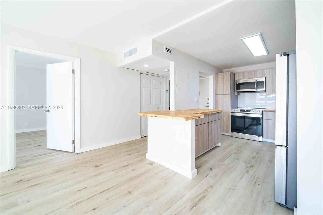 2731 Taft St #207 - Photo 5 of 8