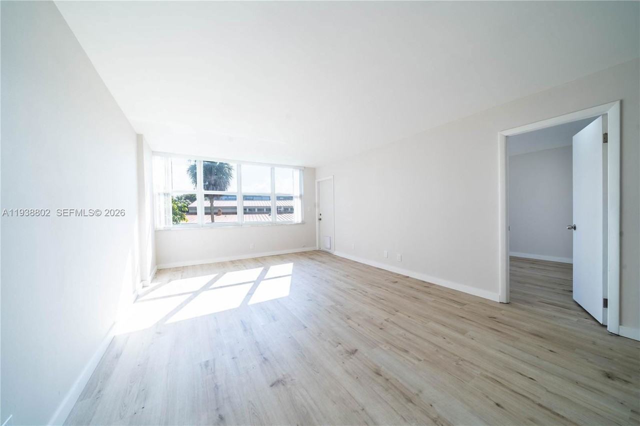 2731 Taft St #207 - Photo 6 of 8