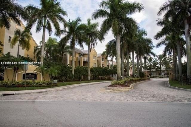 520 Sw 111th Ave #102 - Photo 2 of 17