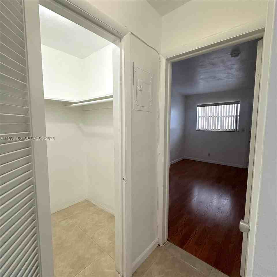 2826 Van Buren St #8 - Photo 7 of 8