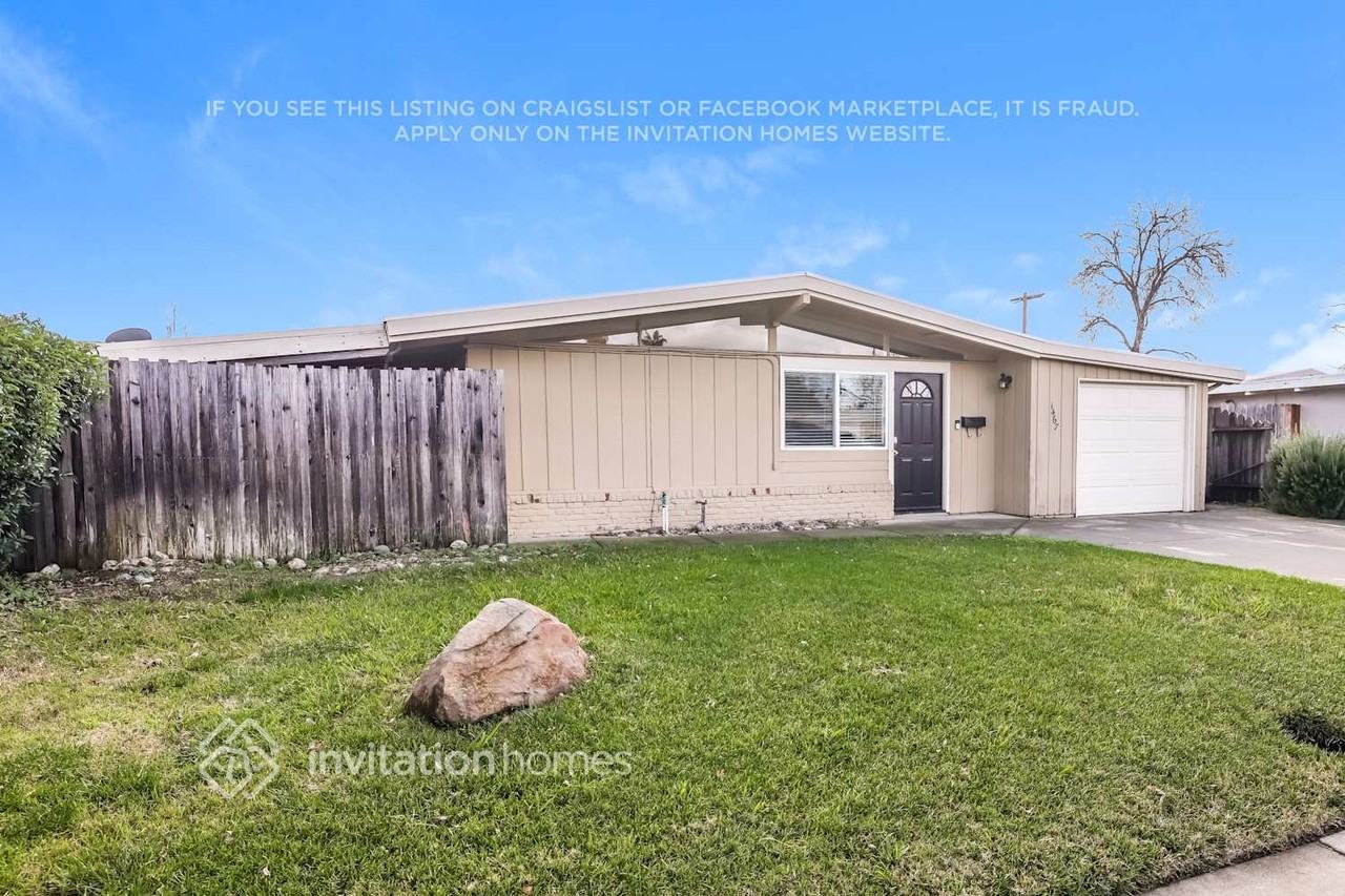 1467 Michigan St - Photo 3 of 17