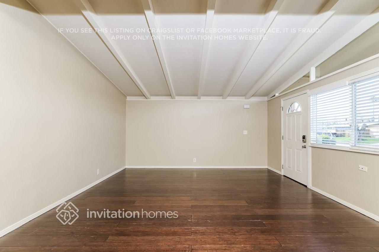 1467 Michigan St - Photo 4 of 17