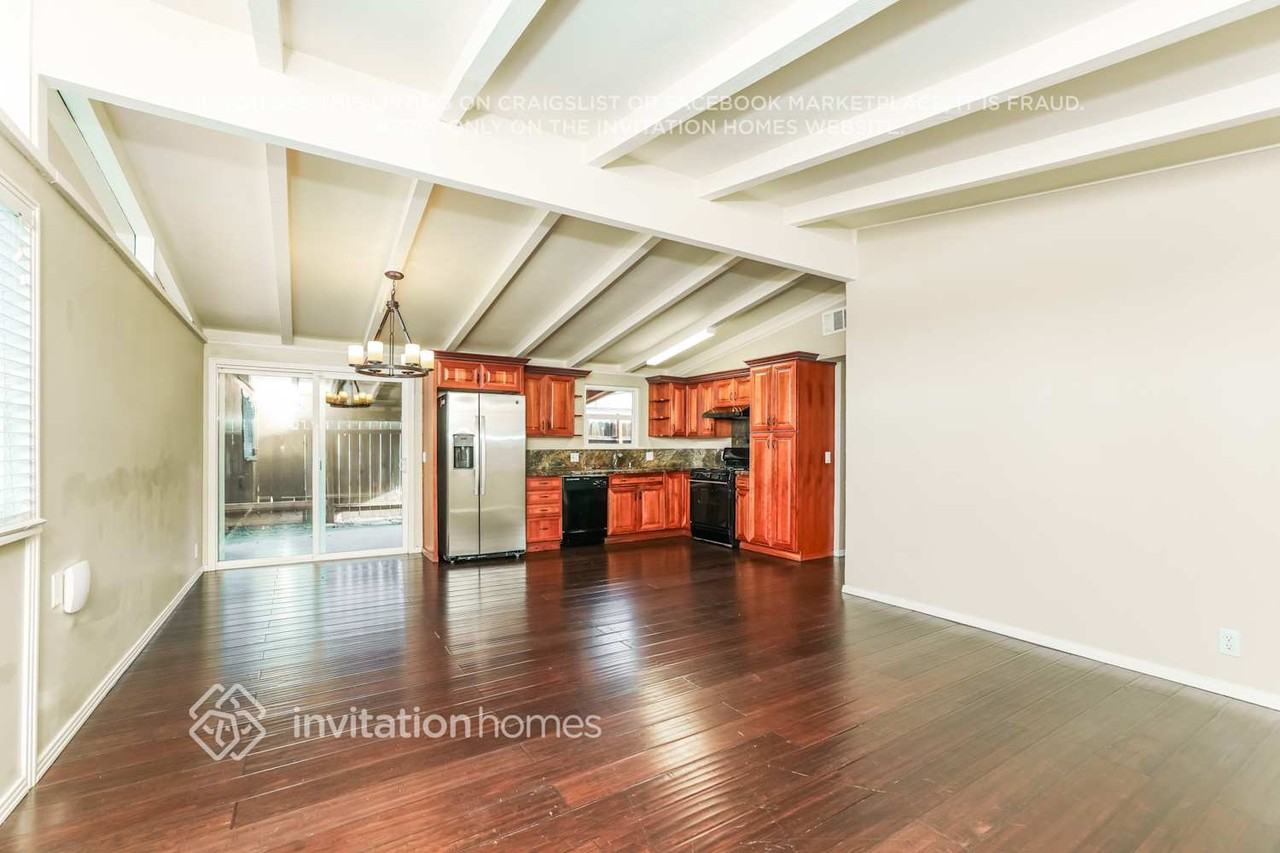 1467 Michigan St - Photo 5 of 17