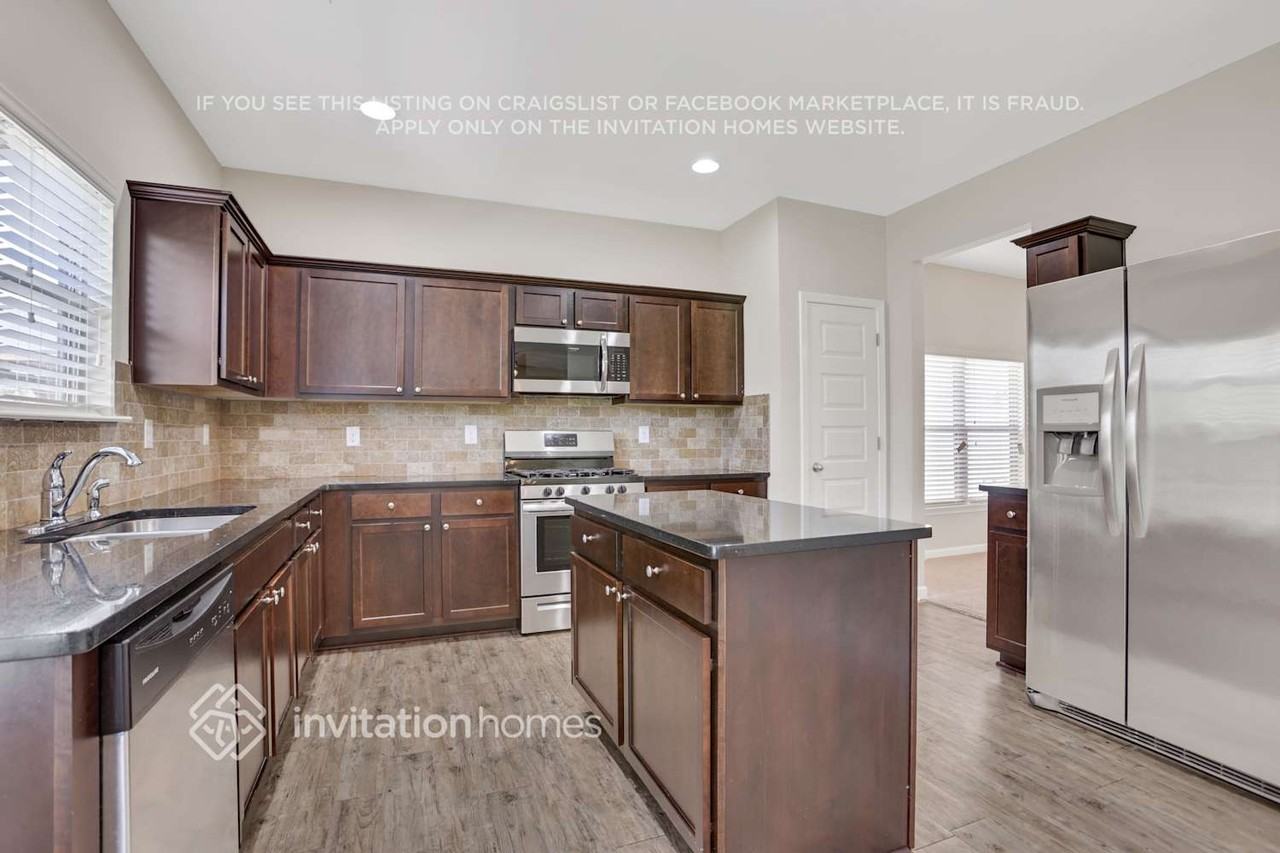 605 Emporia Loop - Photo 4 of 22