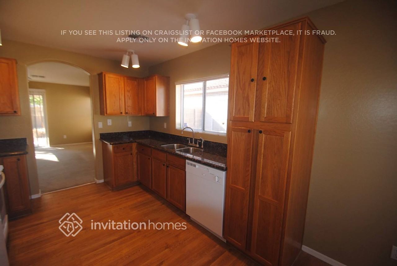 12437 W Willow Ave - Photo 3 of 10