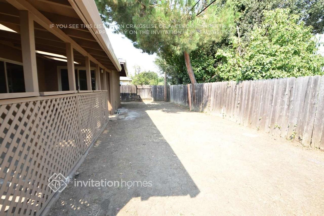 1036 Breton Dr - Photo 3 of 4