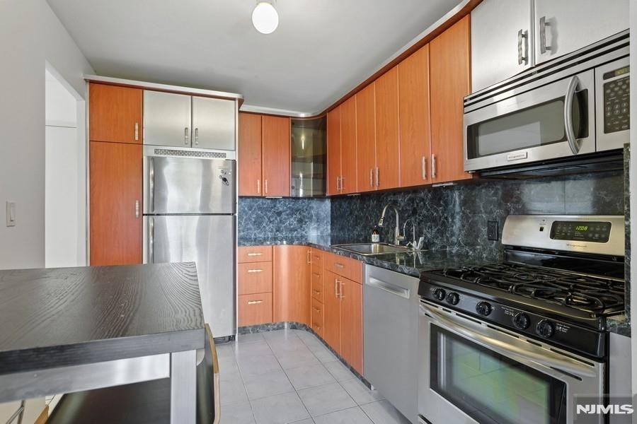 2352 Linwood Avenue #4D - Photo 6 of 21