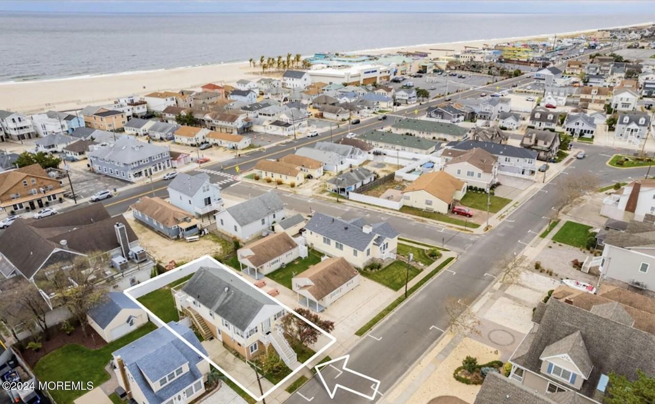 212 Randall Ave - Photo 2 of 18