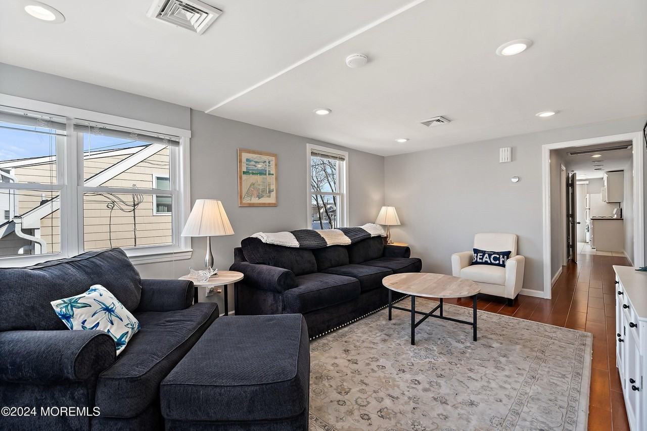 212 Randall Ave - Photo 3 of 18