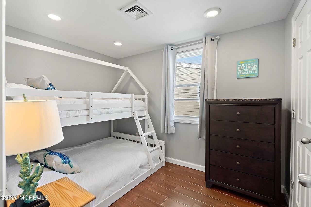 212 Randall Ave - Photo 5 of 18