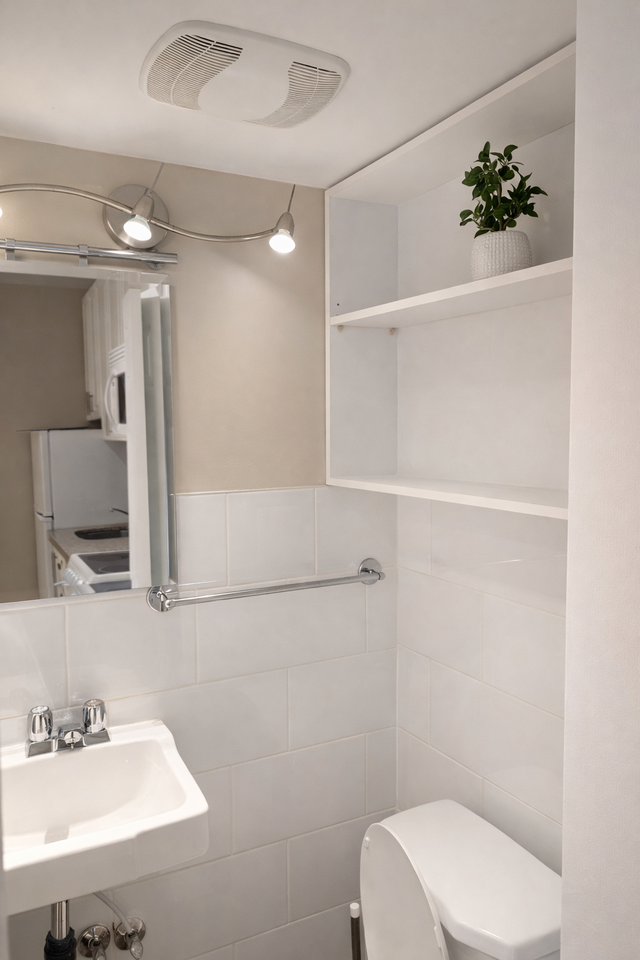 Bathurst St & College St - Photo 6 of 10