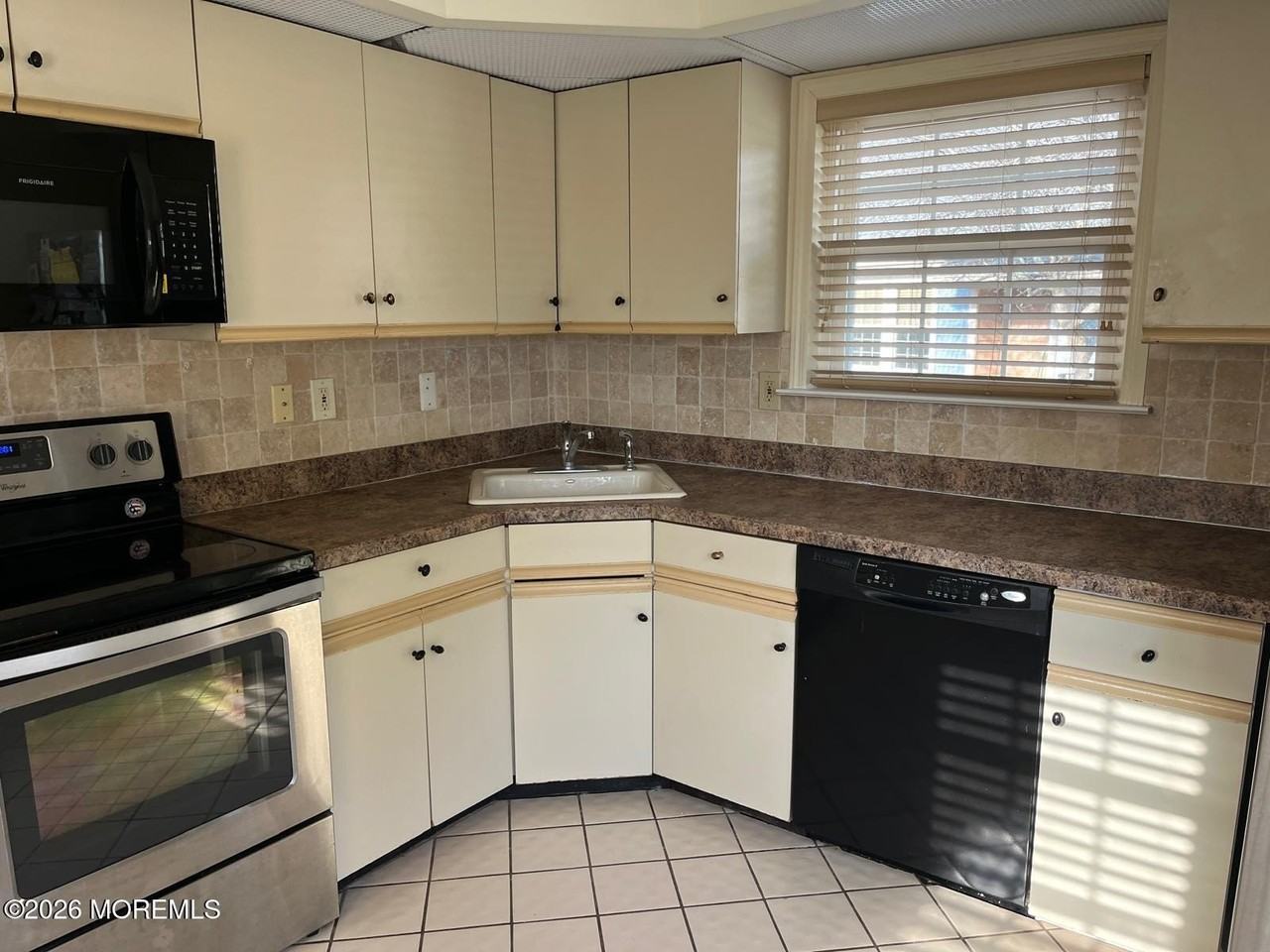 27C Benjamin Franklin Dr - Photo 6 of 18