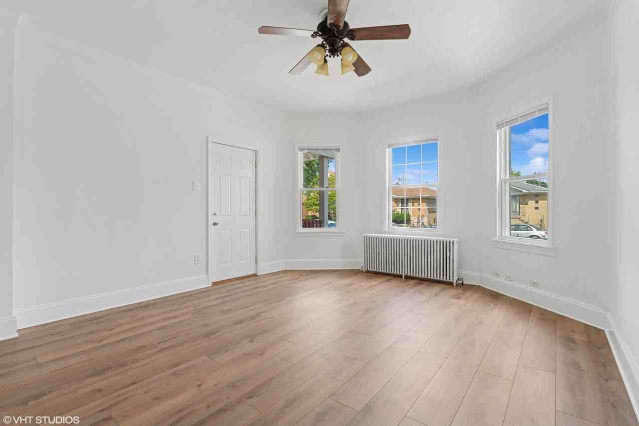 5104 N Austin Ave Apt 1 #1 - Photo 3 of 13