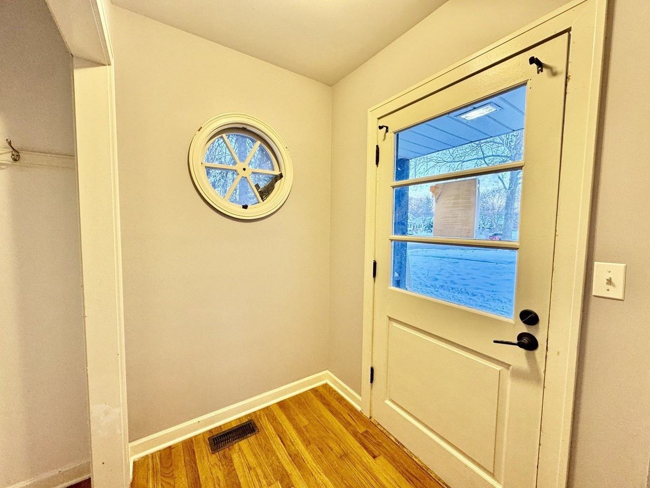 28W471 Batavia Rd - Photo 2 of 17