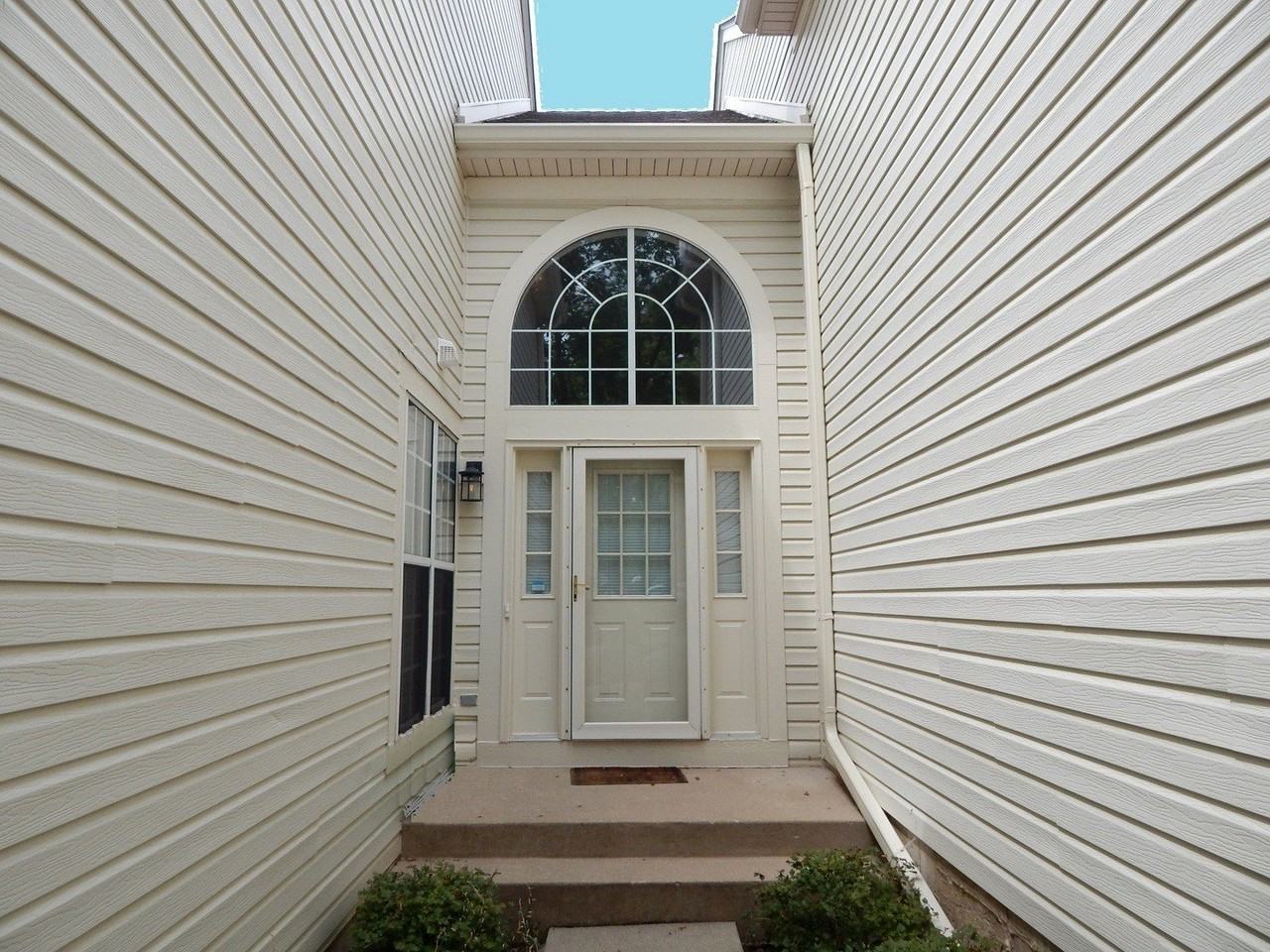 2223 Seaver Ln - Photo 3 of 35