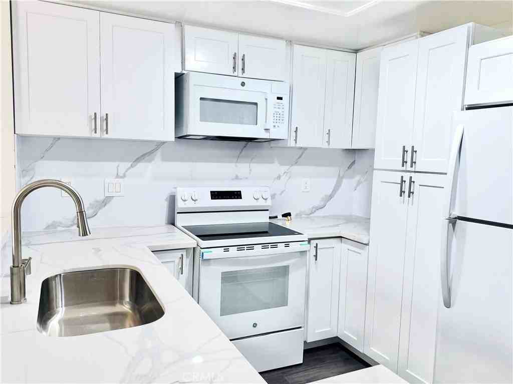 7 Stanford Ct - Photo 4 of 12