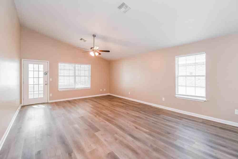 6248 Ironside Dr N - Photo 5 of 16