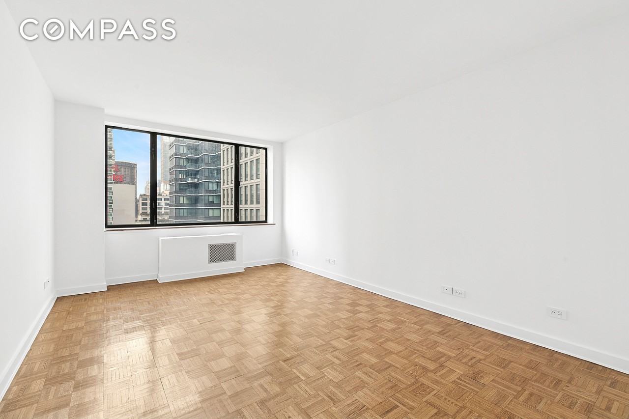 30 W 61st St #11D - Photo 4 of 7