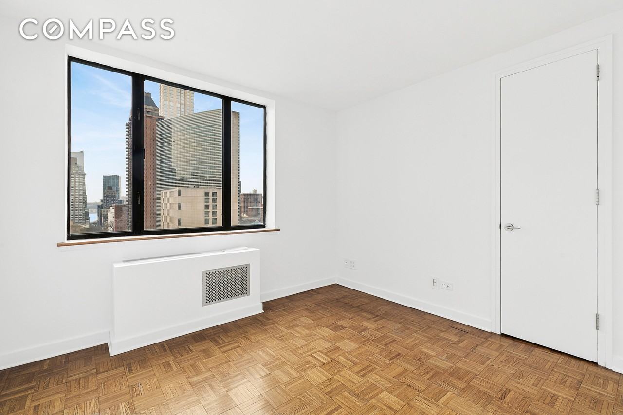 30 W 61st St #11D - Photo 6 of 7