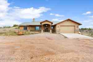 featured image of 815 E Paniolo Way