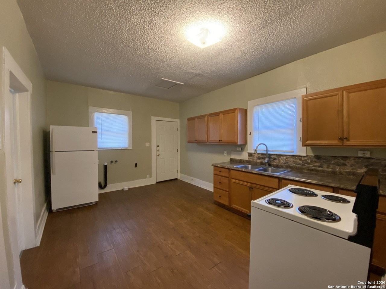 416 W Johnson St - Photo 3 of 7