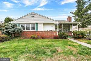 featured image of 117 E Maplewood Ave