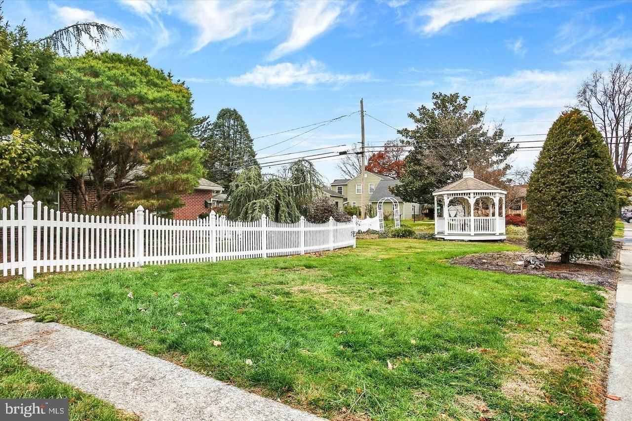 117 E Maplewood Ave - Photo 2 of 18