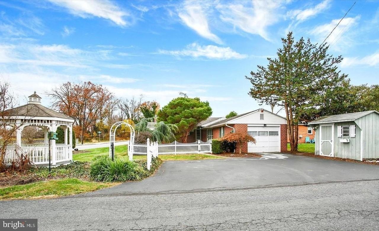 117 E Maplewood Ave - Photo 3 of 18