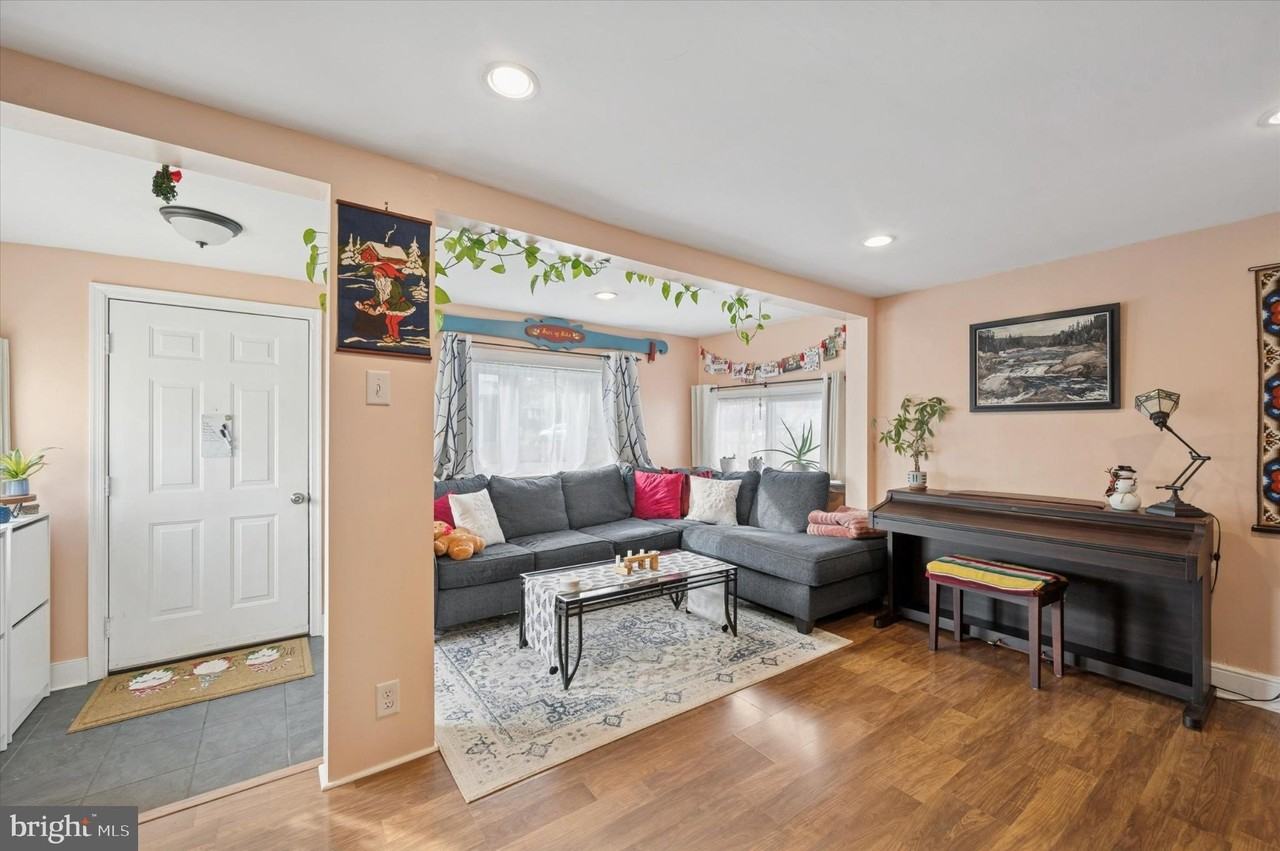 407 Emerald St - Photo 3 of 15