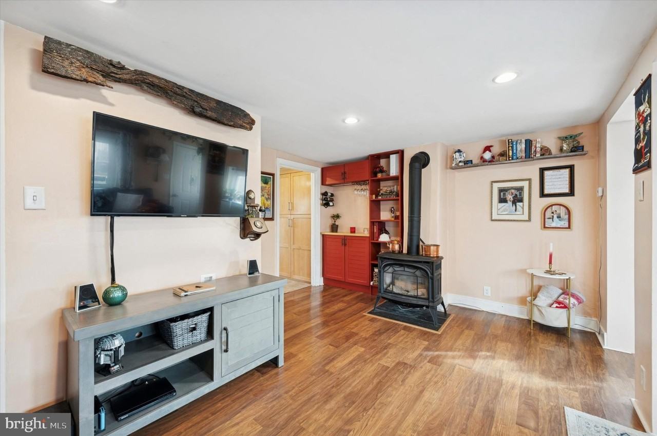 407 Emerald St - Photo 6 of 15