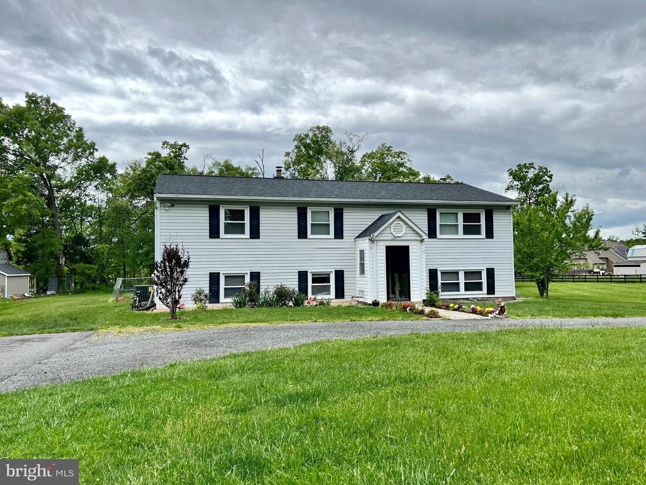 19560 Smith Cir - Photo 2 of 29