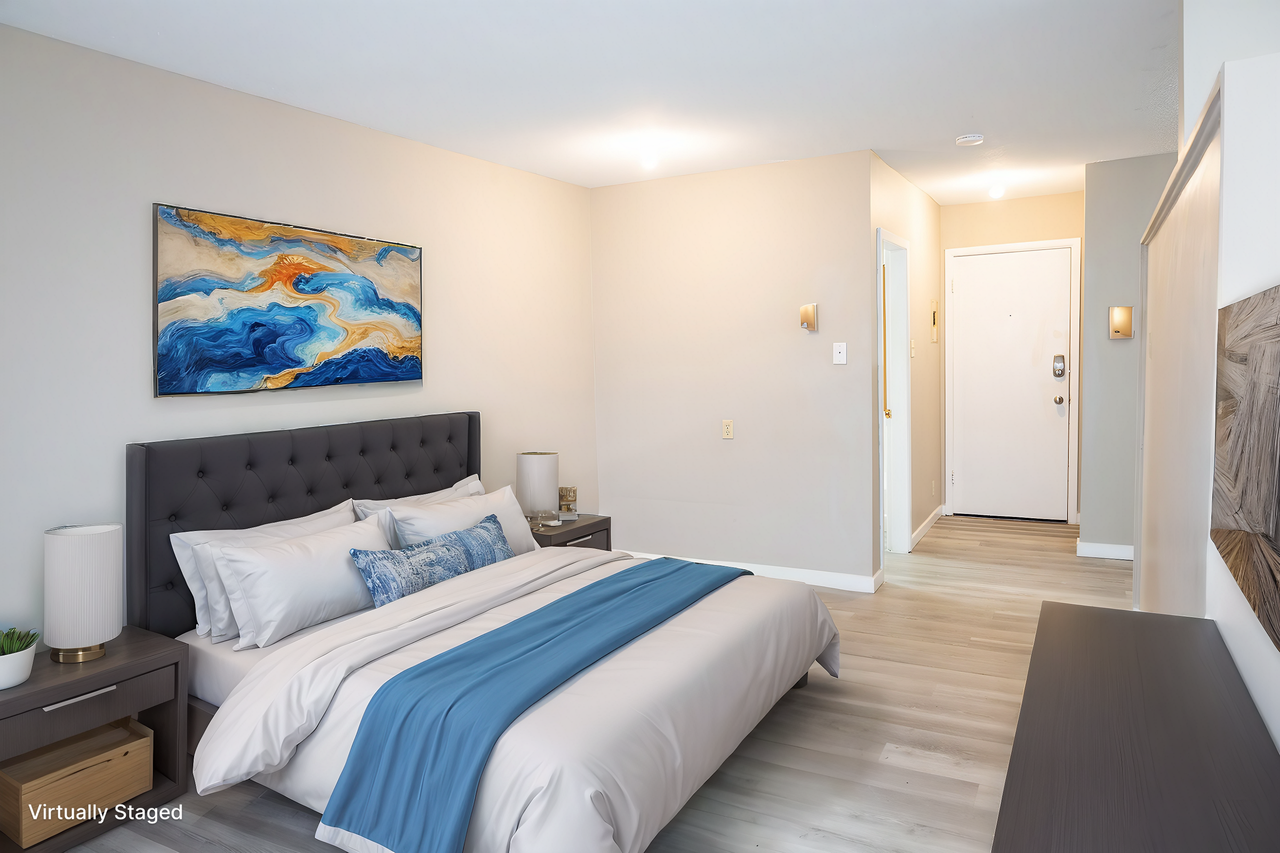 Royal Engel - Photo 3 of 11