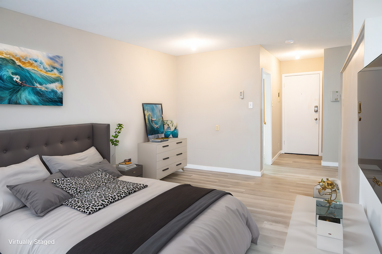 Royal Engel - Photo 5 of 11