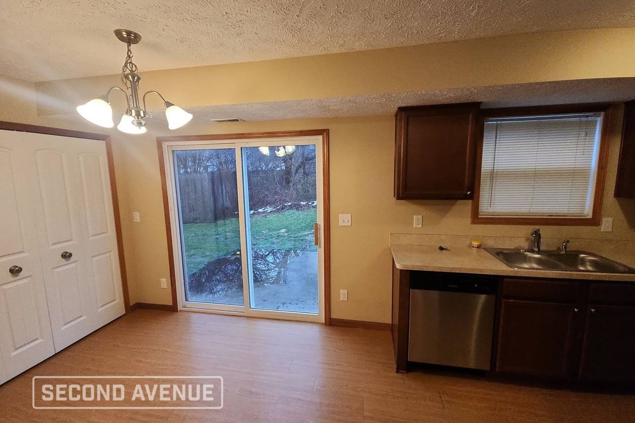 433 Stationpl - Photo 2 of 12