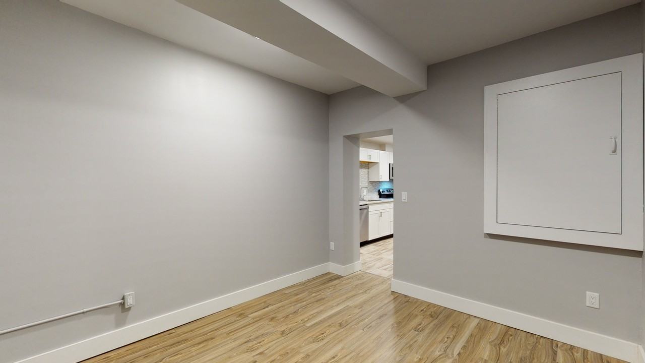 Royal Court Apartments - Photo 6 of 23