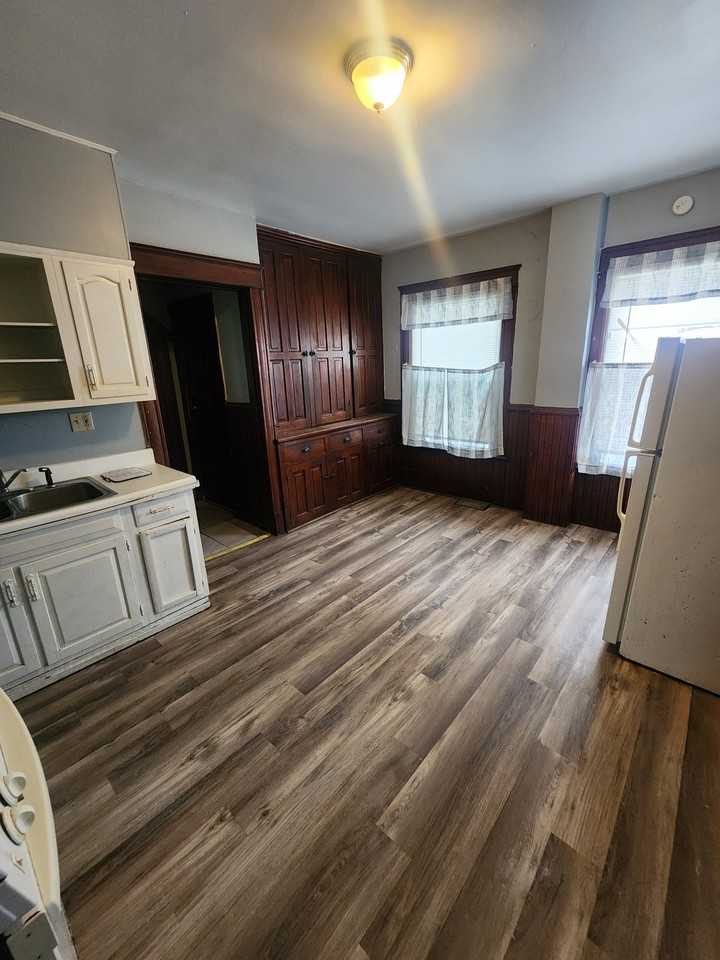 760 E 11th St Apt 1w #1W - Photo 2 of 6