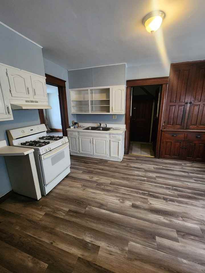 760 E 11th St Apt 1w #1W - Photo 3 of 6