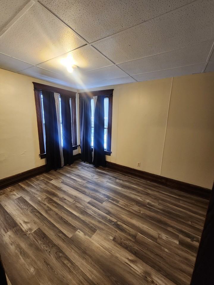 760 E 11th St Apt 1w #1W - Photo 5 of 6